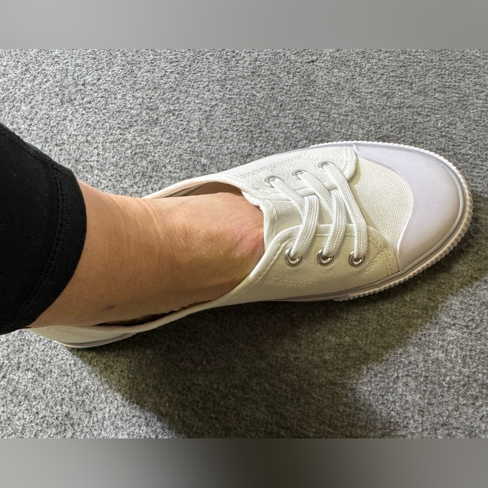 White Canvas Lace Up Sneakers Women’s Size 8 Casual Rubber Toe‎ Shoes